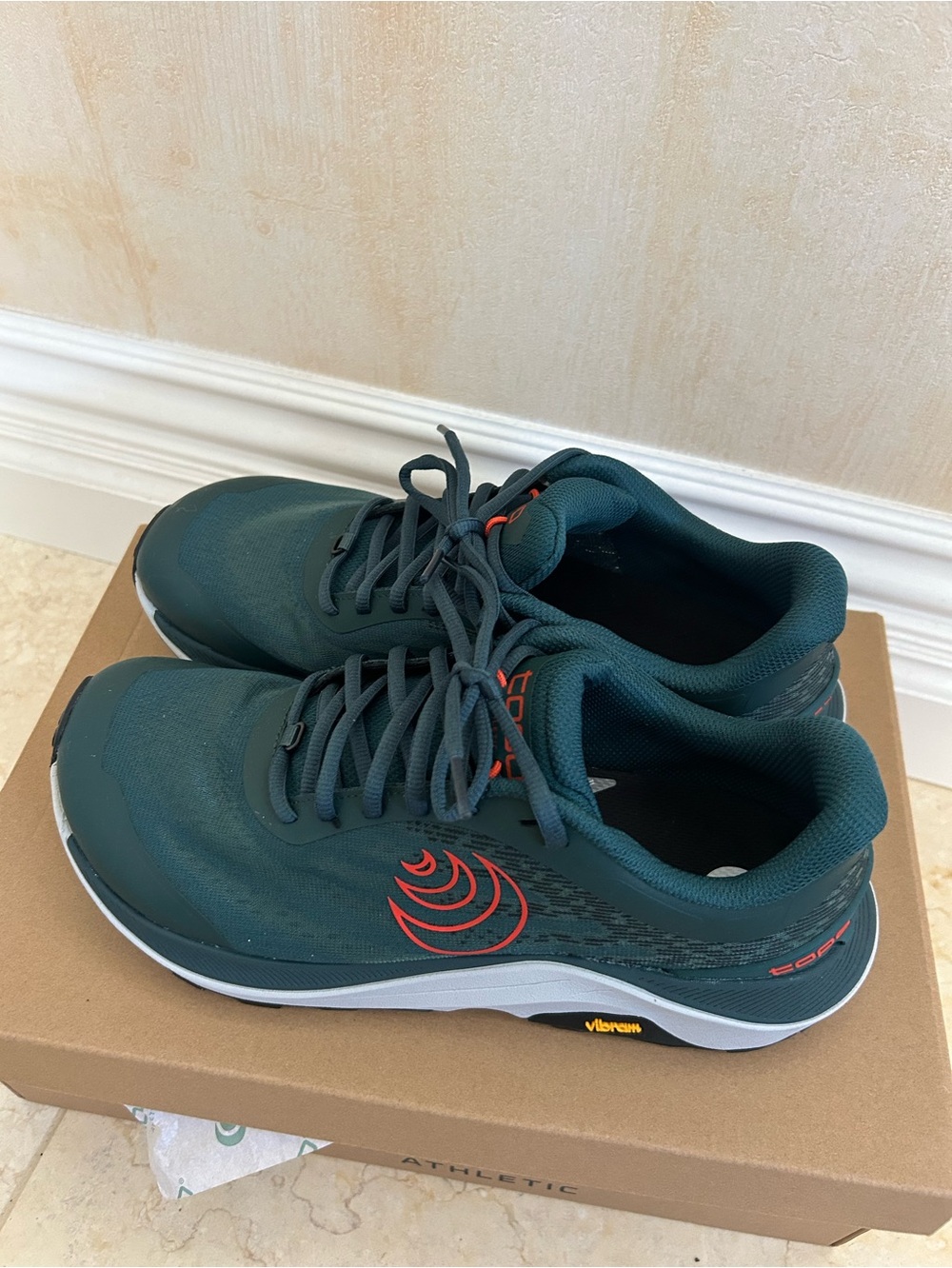 Topo Athletic Men's Ultraventure 4 - Size 8 (NIB Dark Teal)
